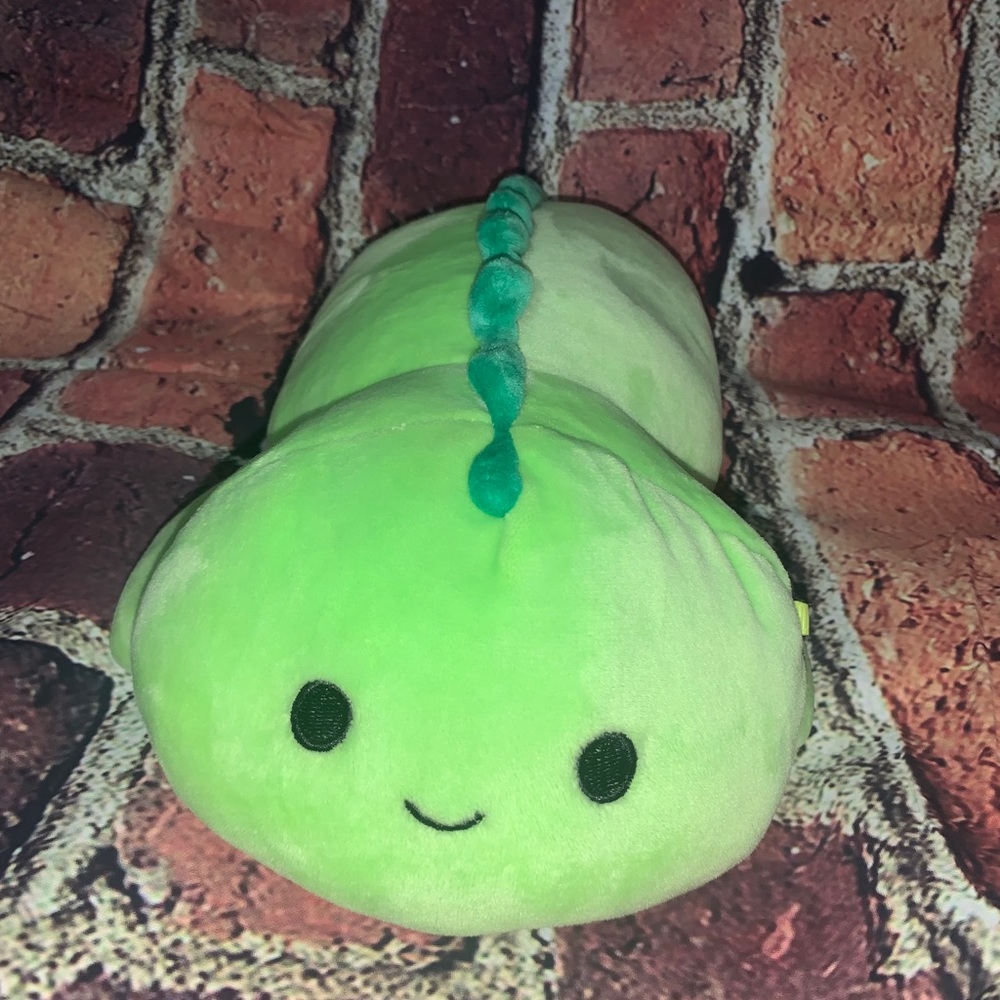 Squishmallow Danny Laying Hugmee